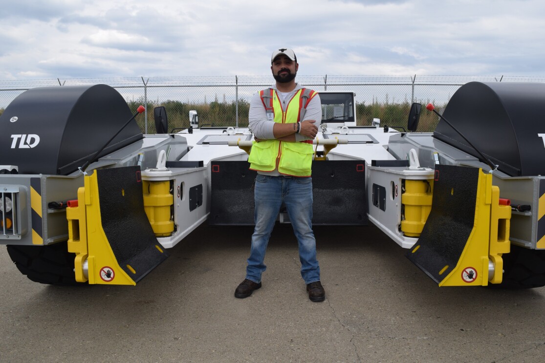 An image of a Kentucky Air hub employee working with the equipment in the loading zone.