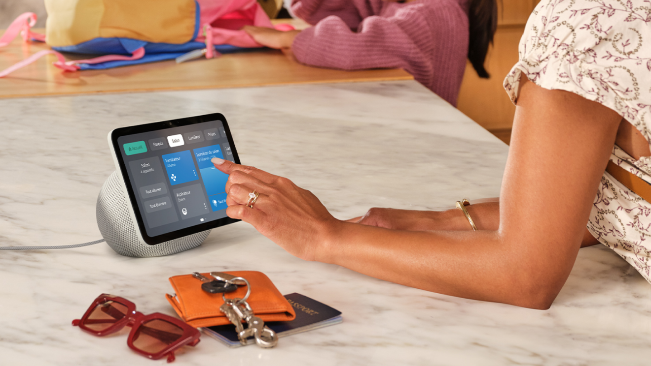 Main de femme utilisant Echo Show 8 sur une table