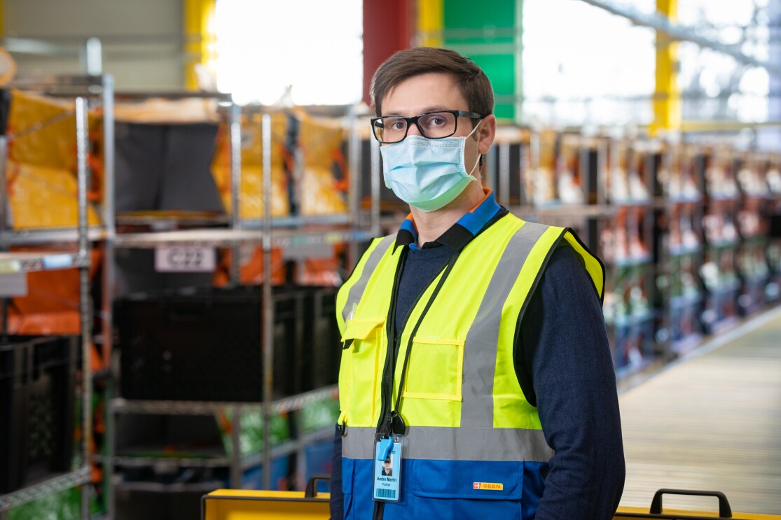 Ein Mann in Sicherheitsweste mit Brille.