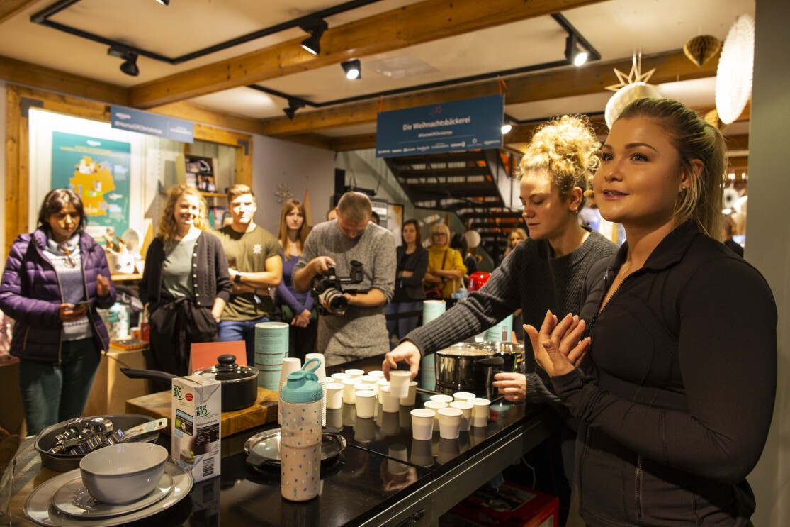 Sophia Thiel im Amazon Pop-up Store #HomeOfChristmas im Gespräch mit den Besuchern.