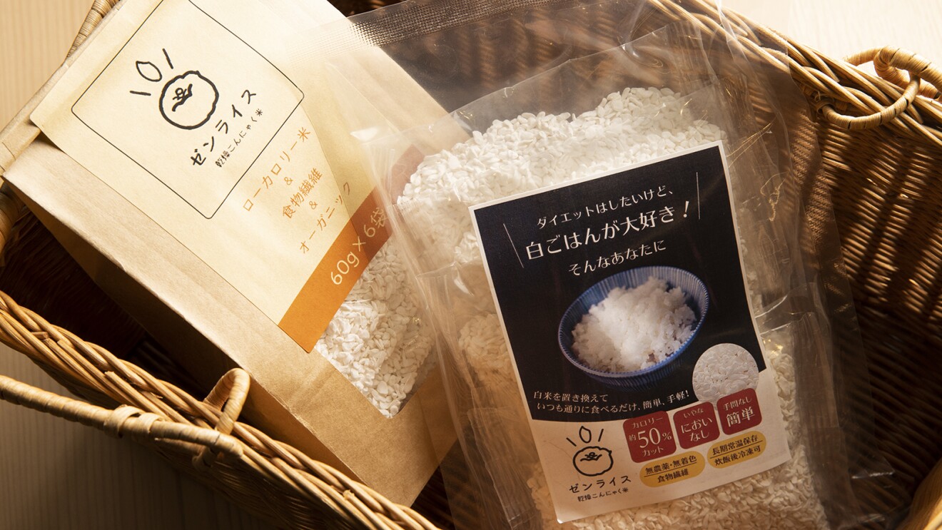 ゼンライスのパッケージ。中のこんにゃく米は白く米粒に似ている。
