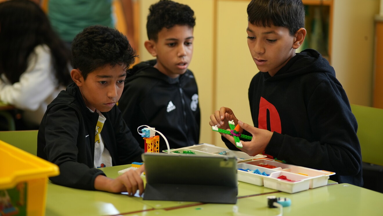 Alumnos de secundaria en el taller de programación. 