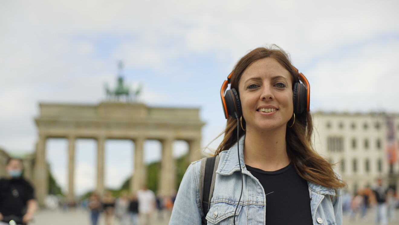 Ritratto di Linda Bonacini. Sullo sfondo la Porta di Brandeburgo a Berlino