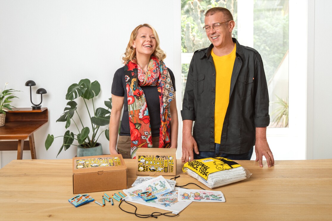 Fundadores de Partituki con el material que venden en Amazon