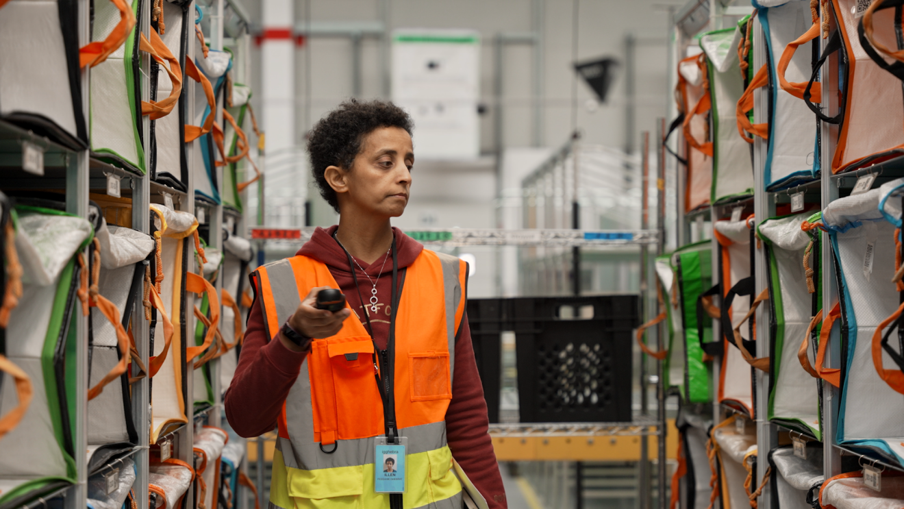Illen Ghebrat, Senior Renewable Renewable Energy Engineer, da due anni lavora in Amazon. 