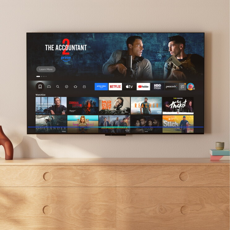 Ein Fire TV Smart TV Bildschirm, das verschiedene Streaming-Dienste und Filme anzeigt. 