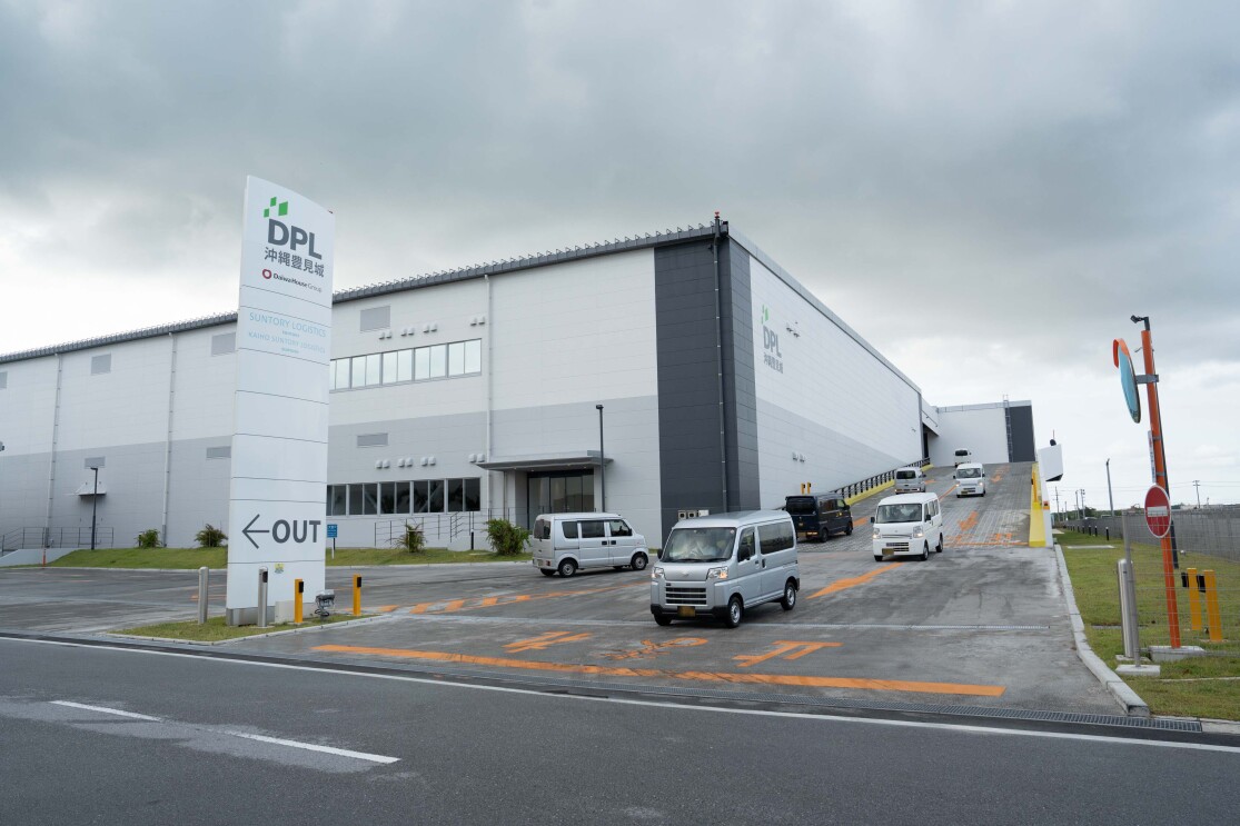 Amazonのデリバリーステーション　配達車が出発する様子