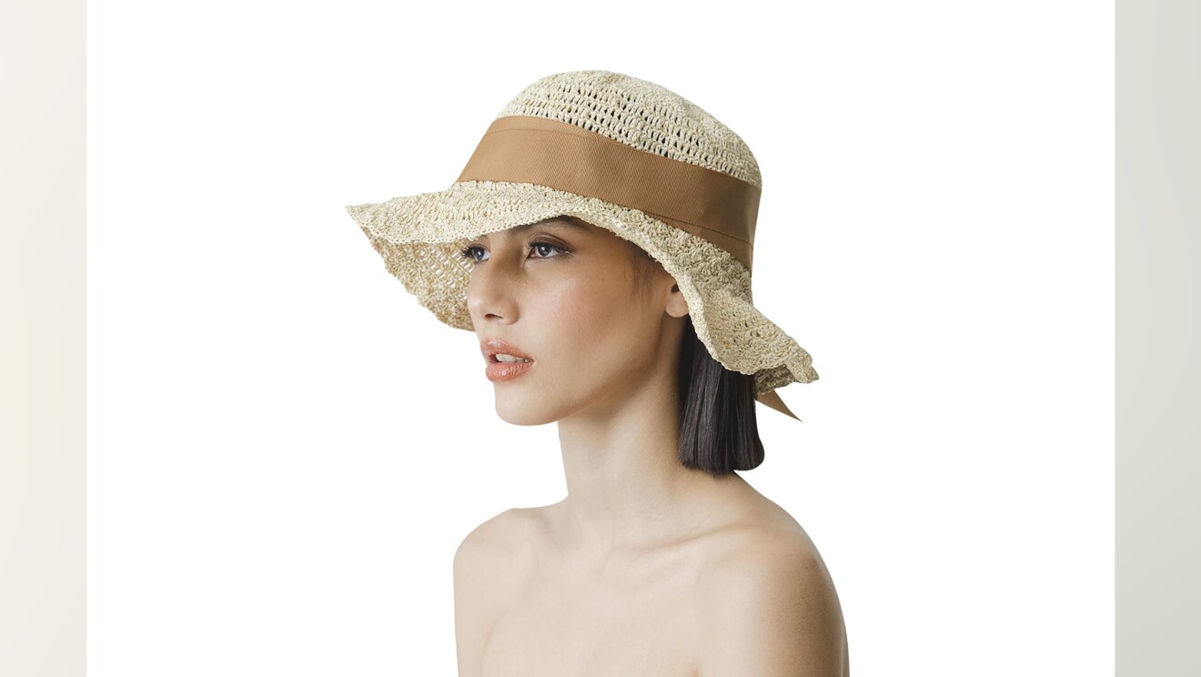 Imagen de una modelo con sombrero de Sensi Studio