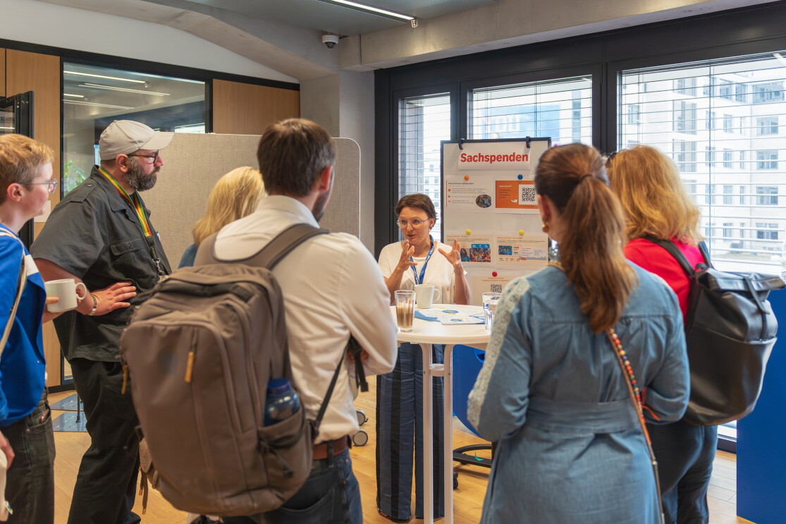 Amazon Community Day: Teilnehmende informieren sich zum Thema Sachspenden