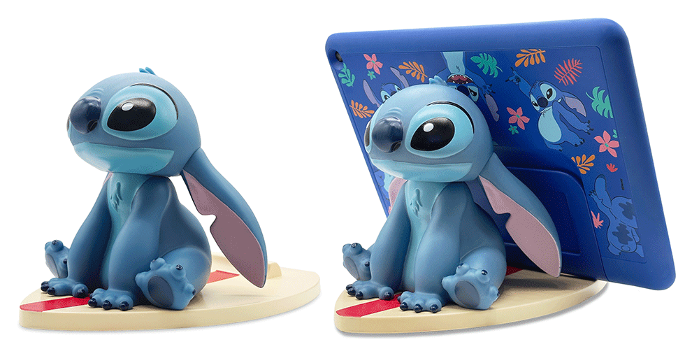 ディズニーキャラクターのスティッチのフィギュアを2点配置。スティッチがサーフボードの上に座っている。左側は、Fireタブレットを背中にのせてスタンドとして使用しているところ。