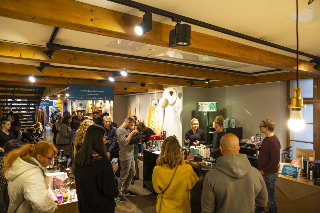 Sophia Thiel im Amazon Pop-up Store #HomeOfChristmas im Gespräch mit den Besuchern.