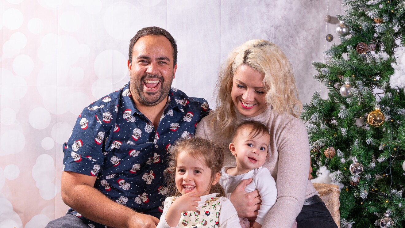 Amazonians bringing their kids for a Photoshop on saint Nicholas day in Luxembourg. Pictures feature families and their kids as well as christmas decorations, like the christmas tree.