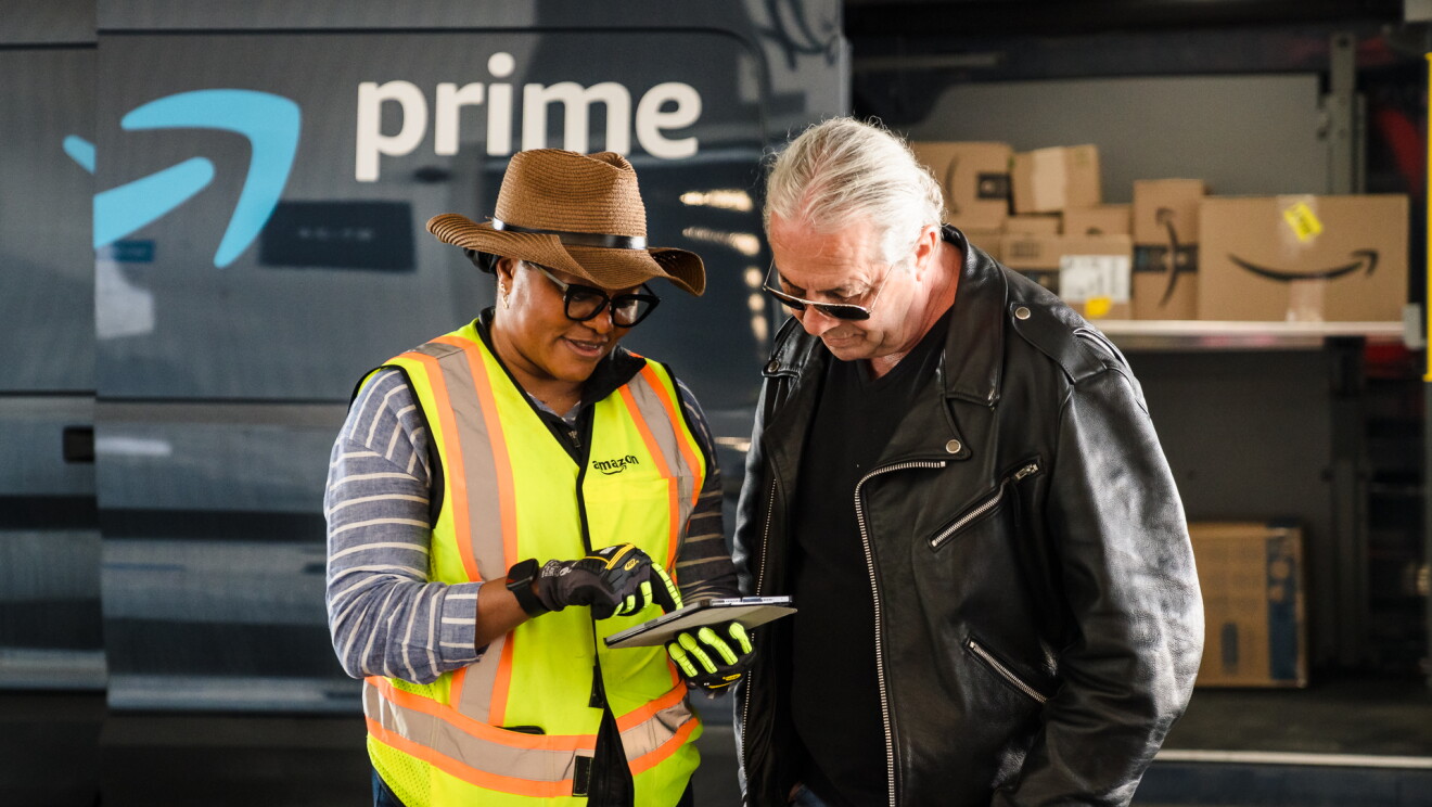 Bret "The Hitman" Hart talking to an Amazon employee.