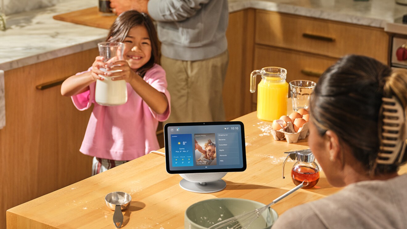 Familie beim Frühstück mit einem Amazon Echo in der Mitte des Tisches