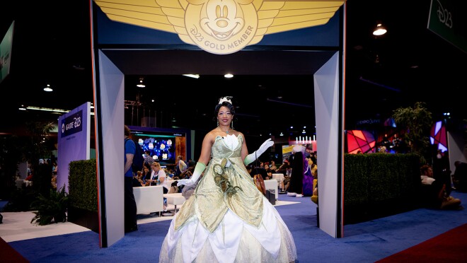 一张描绘蒂安娜公主的迪士尼公主coser的照片