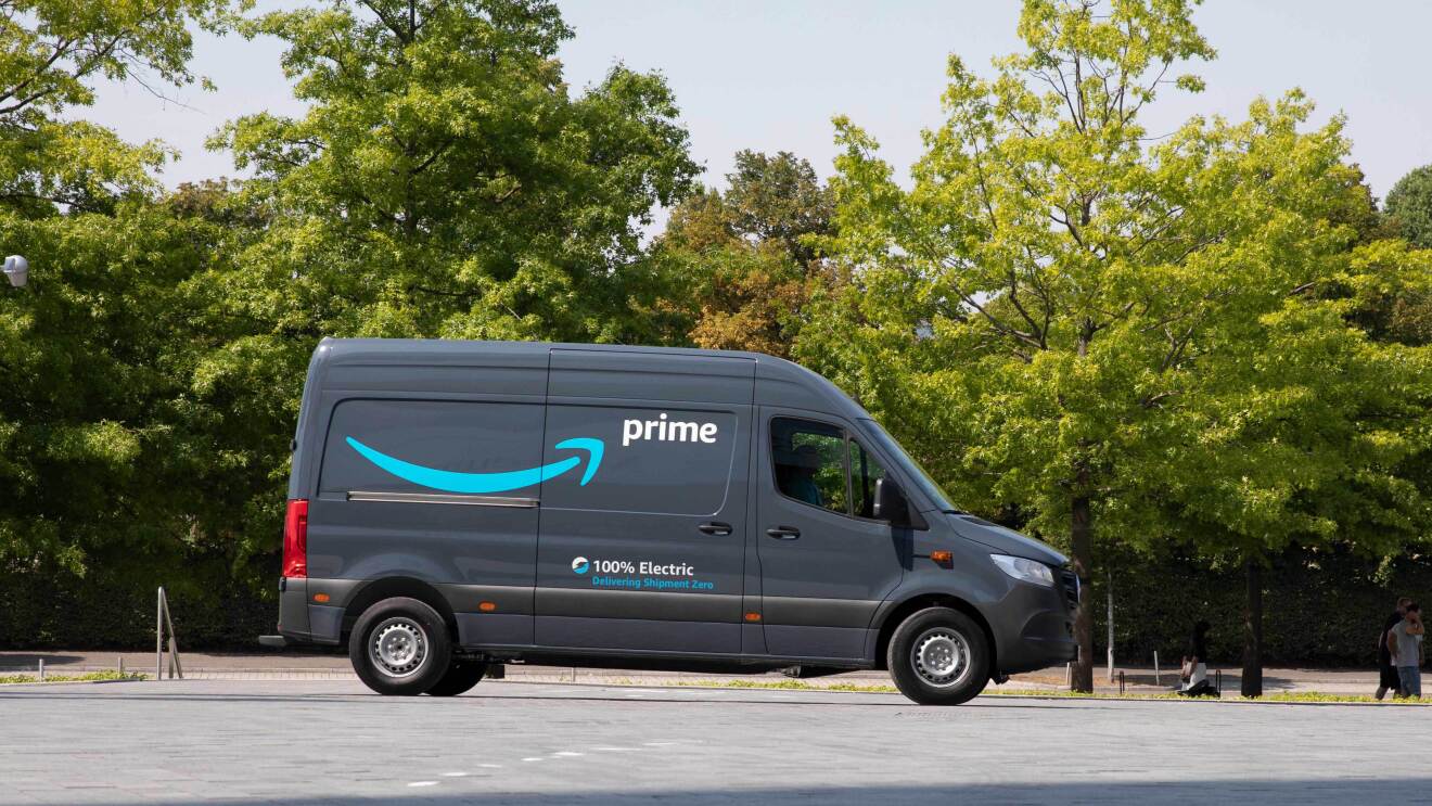 Furgoneta de Amazon Prime parada al lado de un parque.