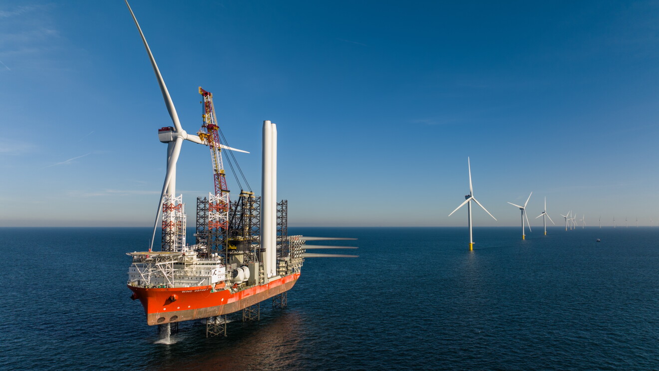 Intalación de un molino de energía eólica marina.