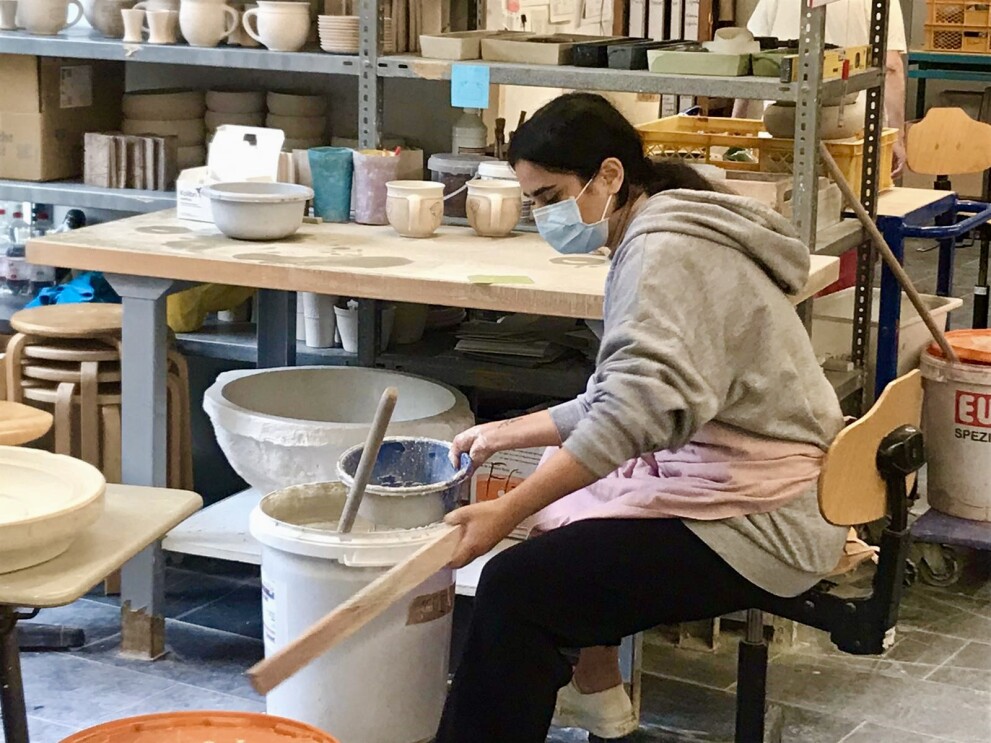 Mitarbeiterin in der Keramikwerkstatt.