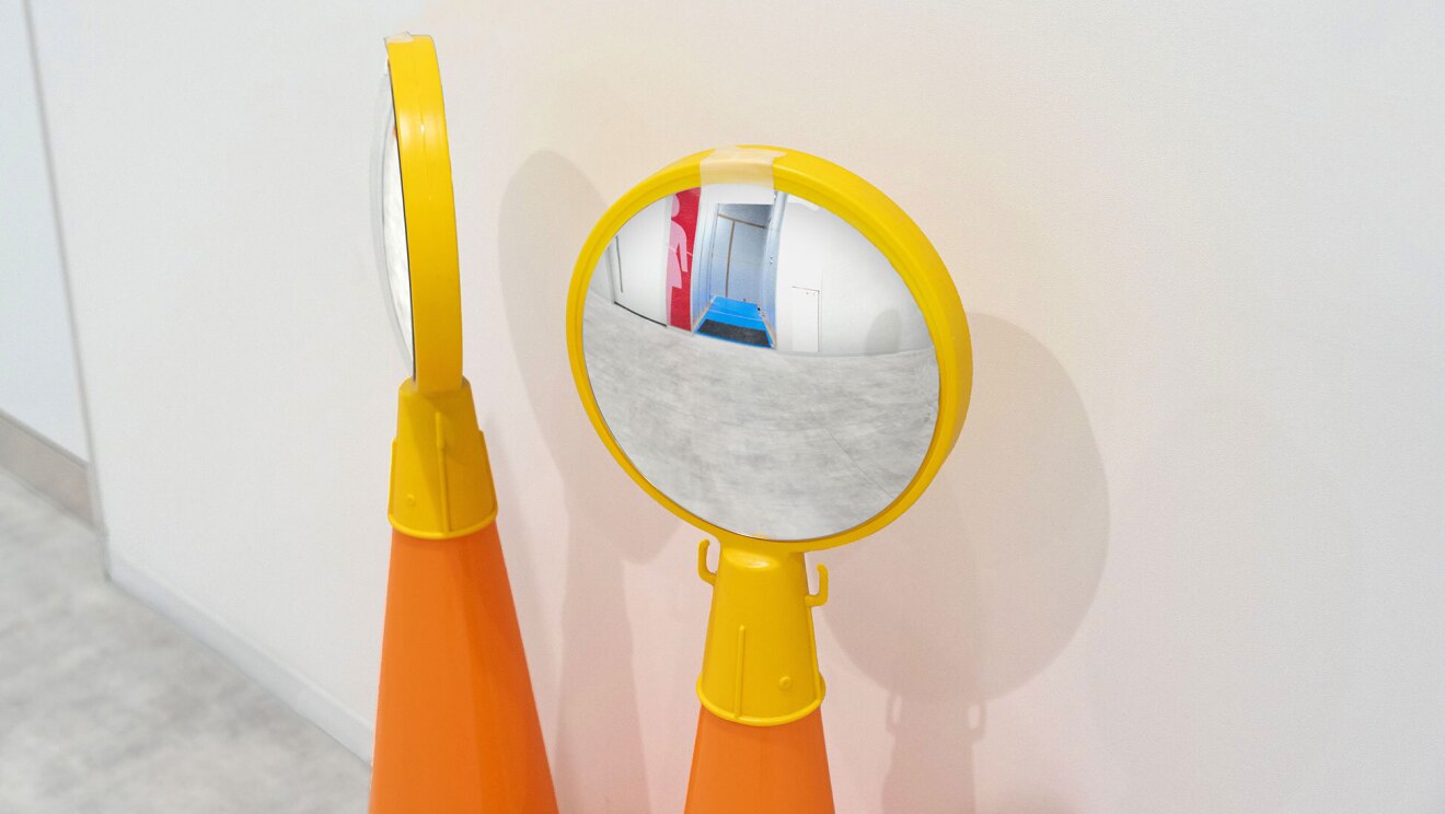 プラスチック製の「コーン」の上部にミラーが付いている