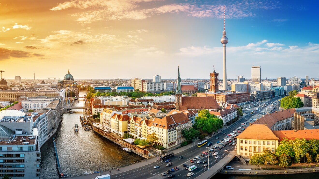 Panoramablick auf das Berliner Stadtzentrum bei Sonnenuntergang