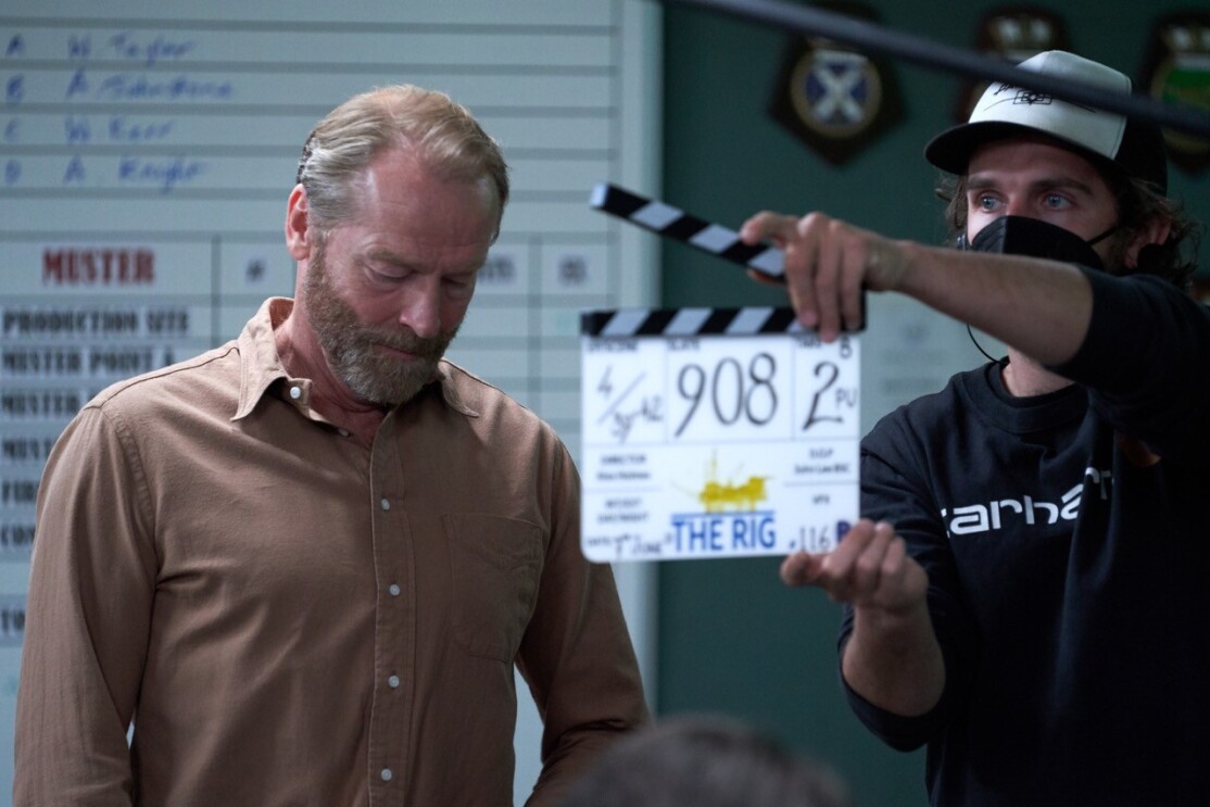 L'attore Iain Glen dietro il ciak da regista su un set cinematografico