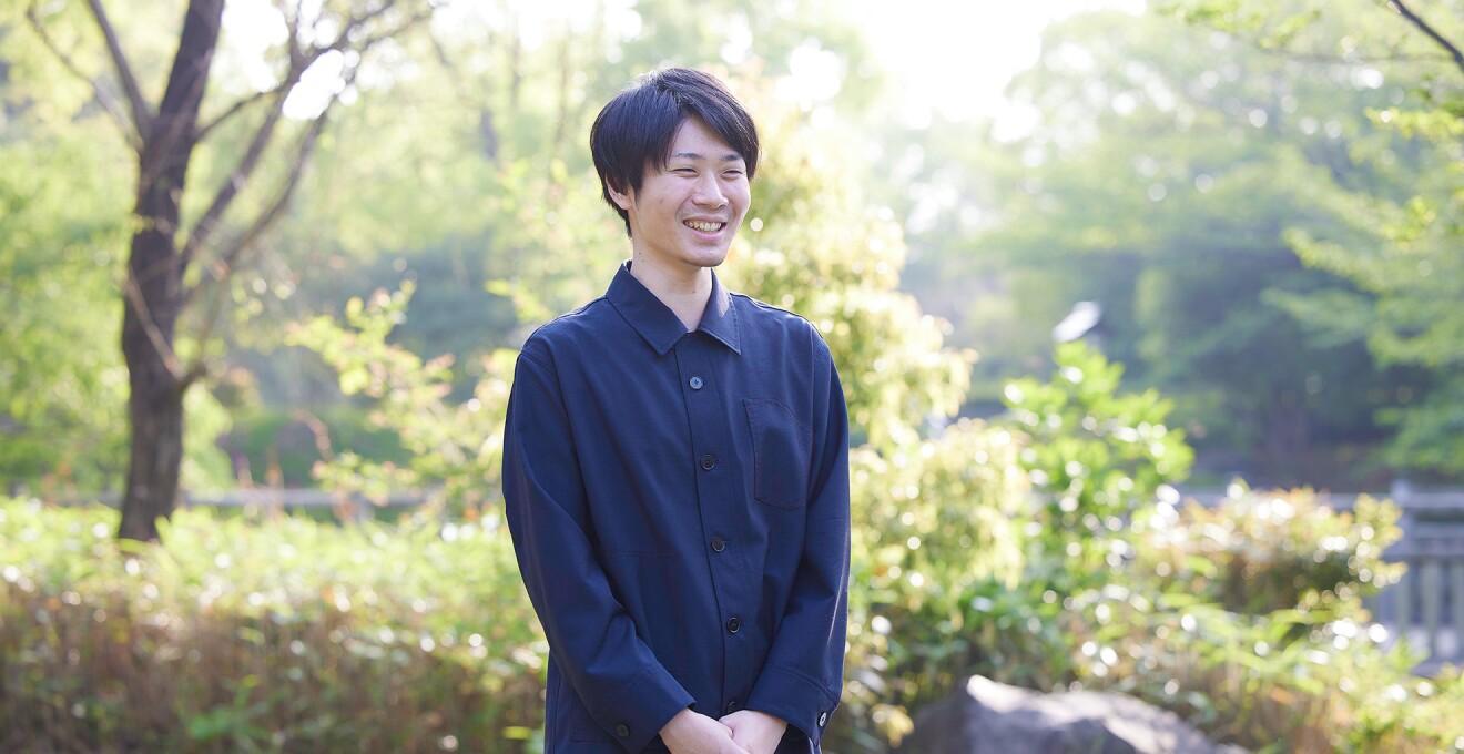 紺色のシャツを着た男性