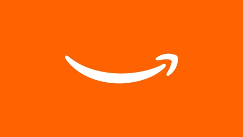 オレンジ色の背景に白抜きのAmazonのスマイルロゴ