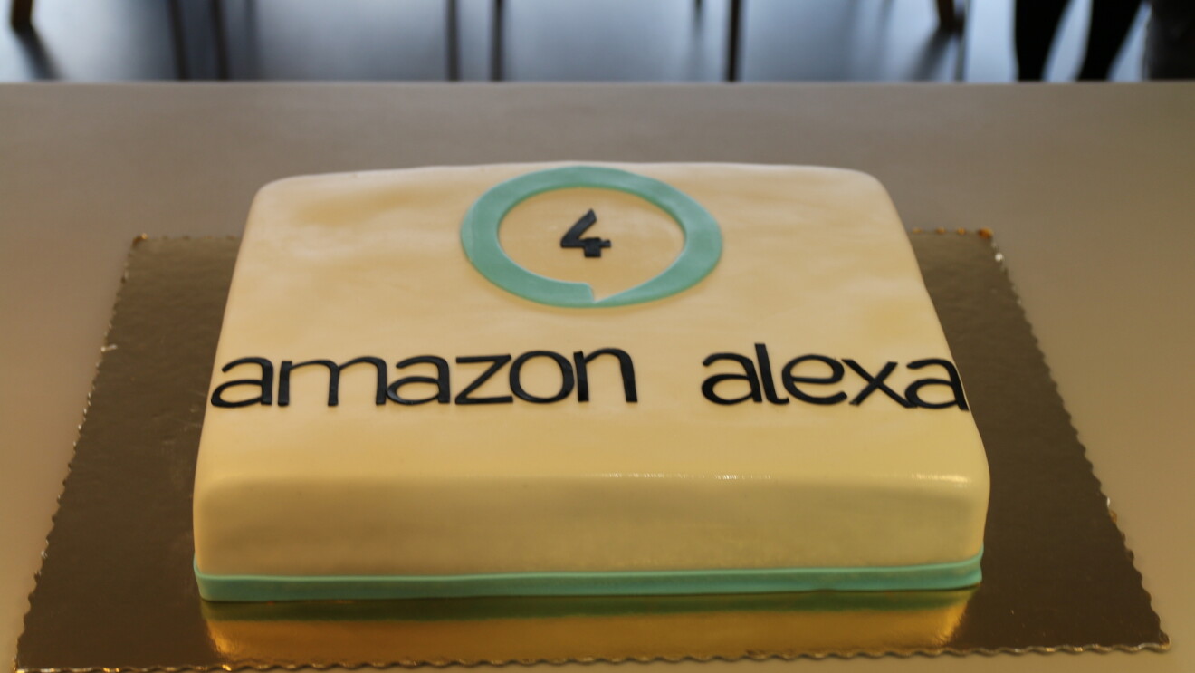 Ciasto z napisem "Amazon Alexa"