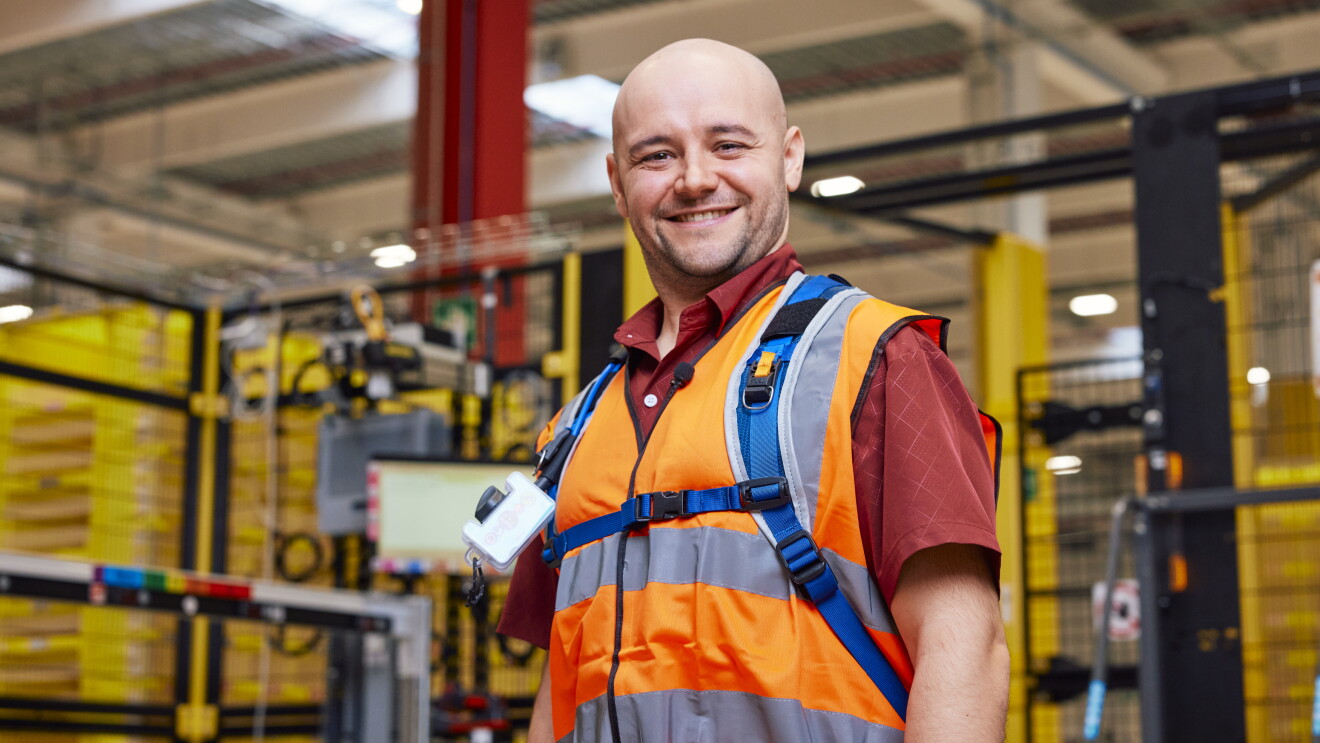 Trabajador de Amazon en un centro logístico de Amazon.