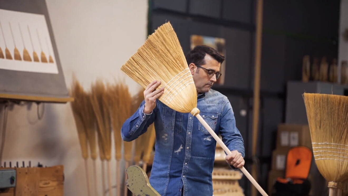 Miguel Mendi es el cuarto de la tradición escobera de su familia, creando escobas artesanales con materiales naturales de forma sostenible con Escobas Mendi. 