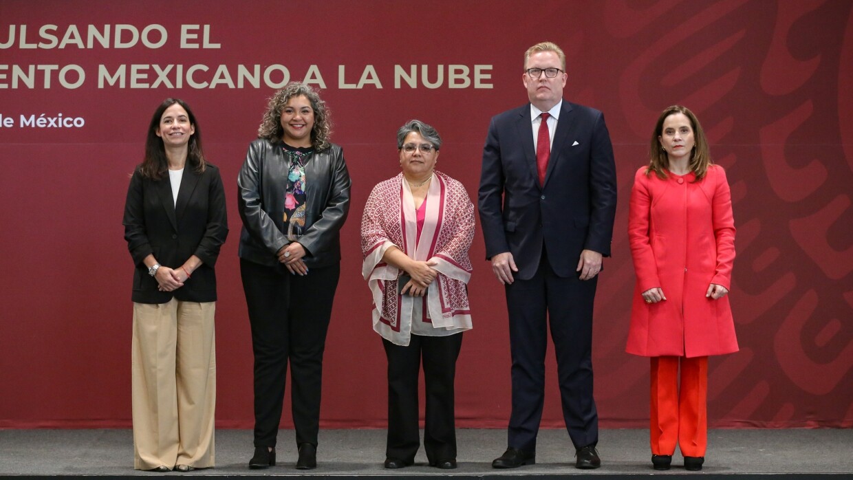 Fotografía de 5 personas entre la Secretaría de Eocnomía y AWS.