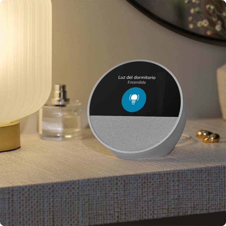 Echo Spot con Alexa en el dormitorio.