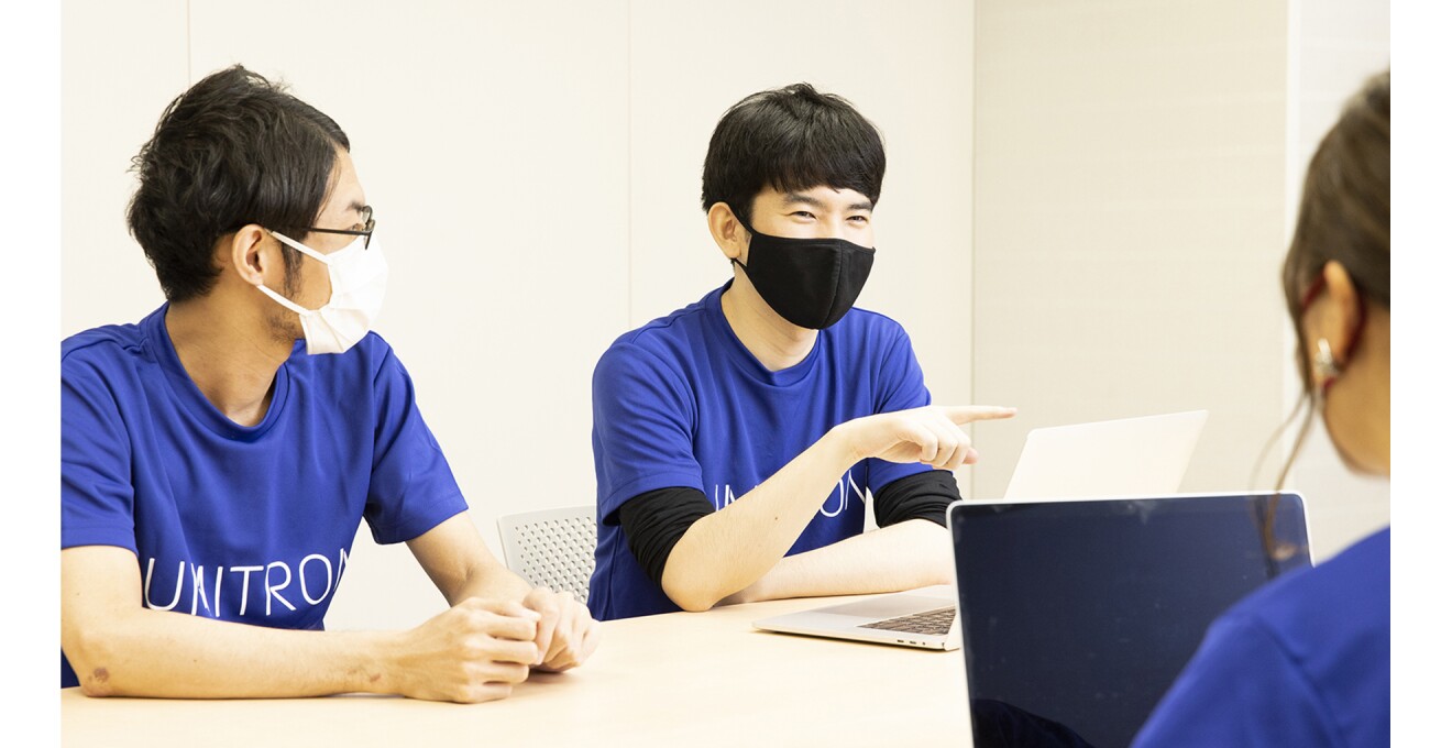 社内メンバーとミーティングをする岡本さんの写真