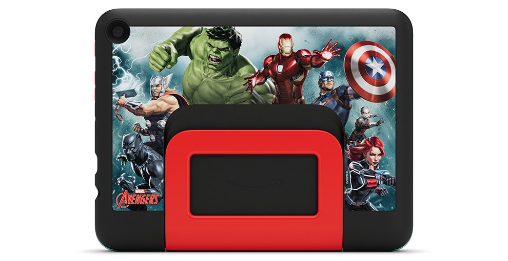 ブラックのタブレットの背面。全体にマーベルアベンジャーズの写実イラスト。左上隅にカメラレンズの穴。