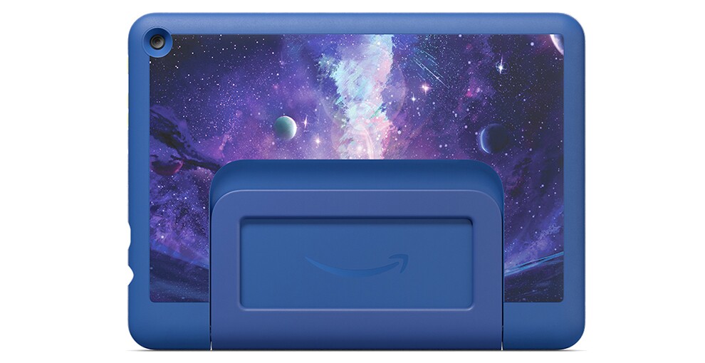 紺色のタブレットの背面。全体的に宇宙空間の写実イラスト。左上隅にカメラレンズの穴。中央にAmazonロゴ。