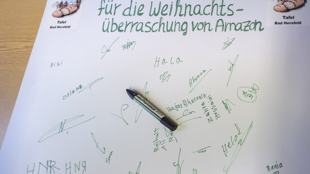 Ein Dankesschreiben der Bad Hersfelder Tafel an Amazon: In grüner Schrift steht fett auf einem weißen Blatt Papier: "Vielen Dank für die Weihnachtsüberraschung von Amazon". Darunter rund ein Dutzend Unterschriften.
