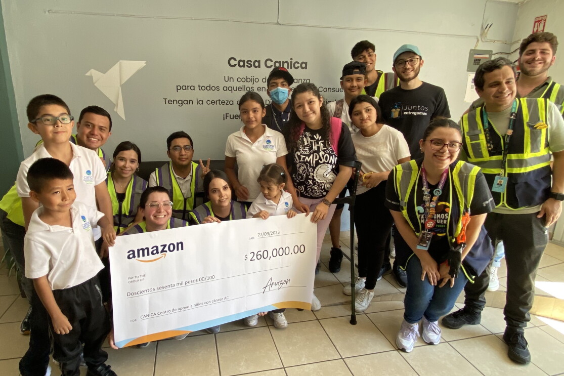 Foto de equipo con voluntarios de Amazon y miembros del Centro de Apoyo a Niños con Cáncer, A.C. 