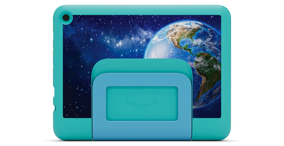 ライトブルーグリーンのタブレットの背面。全体に宇宙から見た地球の写実イラスト。左上隅にカメラレンズの穴。中央にAmazonロゴ。