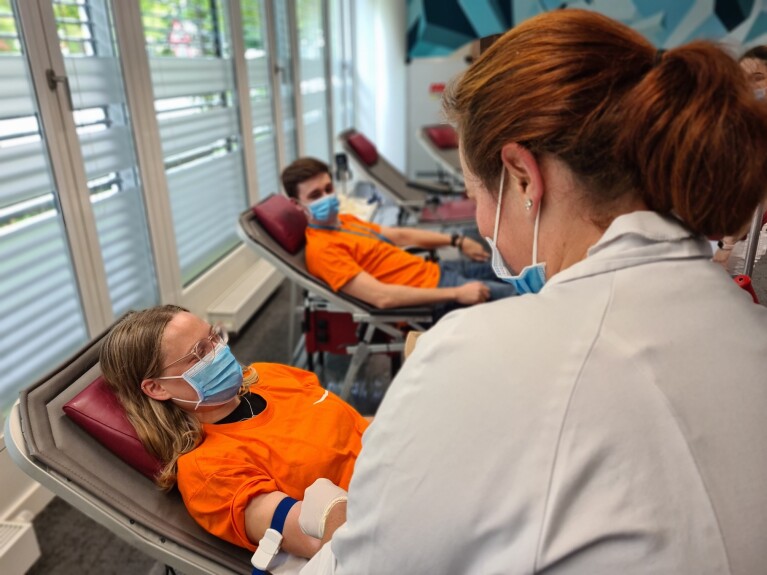 Amazon Mitarbeiter:innen bei der Blutspendeaktion in Bayern.