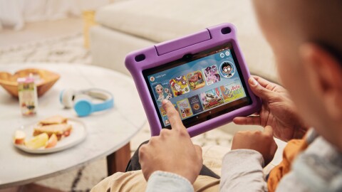 父亲和孩子玩火HD8孩子版平板电脑在一起,在前台零食等。