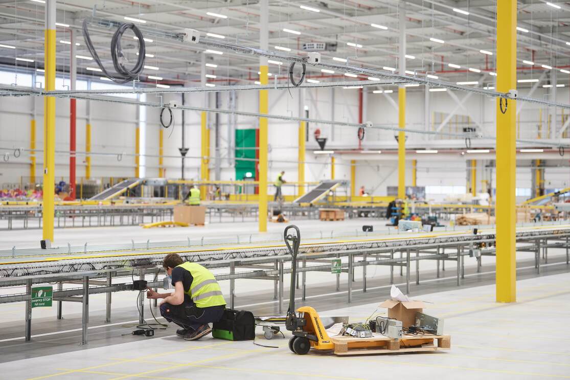 Bauarbeiter am Förderband