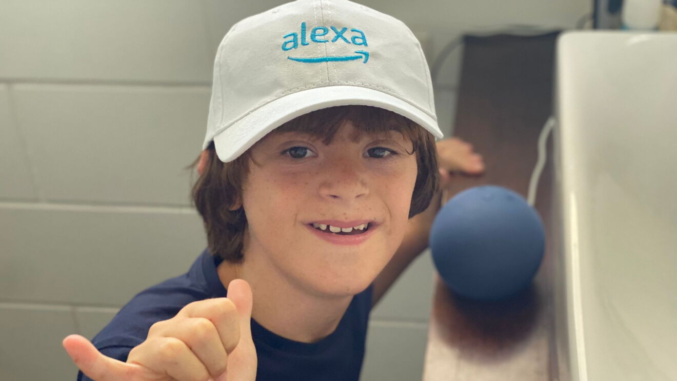 Pleayo en el baño con un dispisitivo de voz Alexa. 