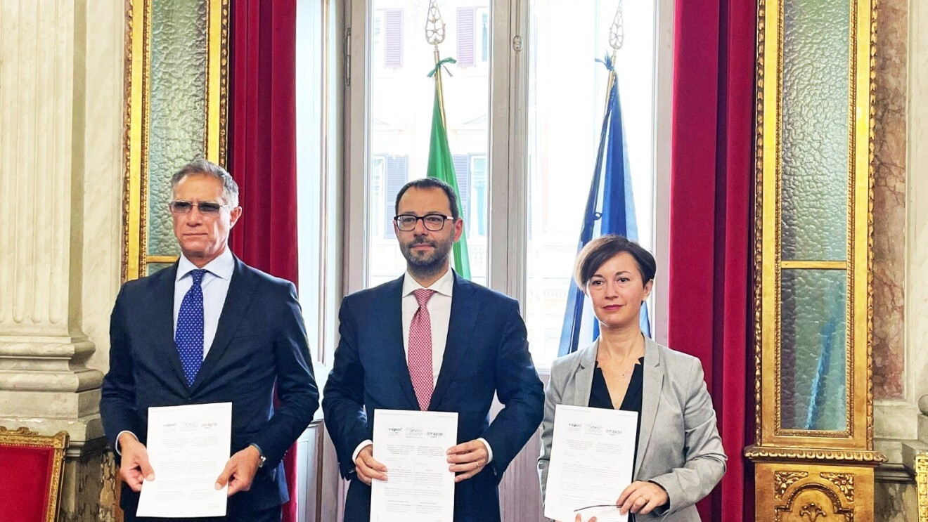 Il Ministro delle Politiche Agricole, Stefano Patuanelli, tiene in mano un protocollo di intesa con accanto Mariangela Marseglia. Alle sue spalle le bandiere dell'Italia e dell'Unione Europea