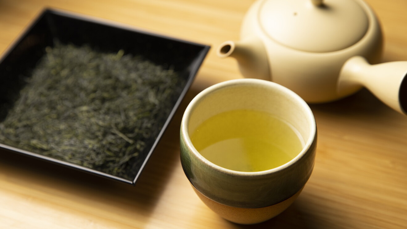 煎茶の茶葉と急須と湯呑に入った煎茶