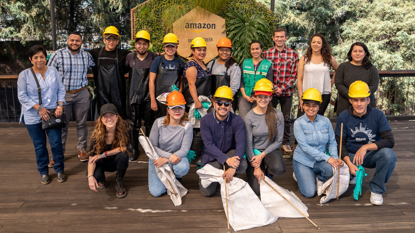Acción conjunta entre Amazon y la NGO Rios Tarango. Foto de equipo. 