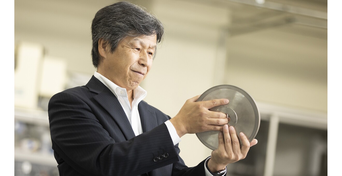 工具の出来上がりをみる濱田さんの写真