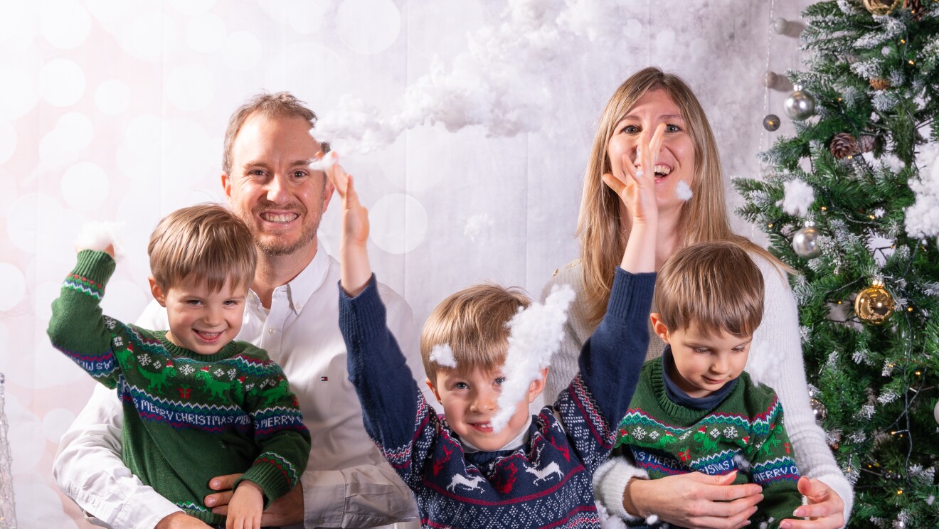 Amazonians bringing their kids for a Photoshop on saint Nicholas day in Luxembourg. Pictures feature families and their kids as well as christmas decorations, like the christmas tree.