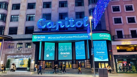 La campaña de Amazon ha durado del 13 al  19 de diciembre. fachada del cine capital en la Gran Vía de Madrid.  Y en la fachada hay 5 pantallas con la palabra Gracias en dos de ellas. En la parte superior además de la palabras gracias aparece la etiqueta GraciasPorCuidarMisSueños. El fondo de la pantalla es azul. En la calle se ve gente paseando y también estás las luces de Navidad.