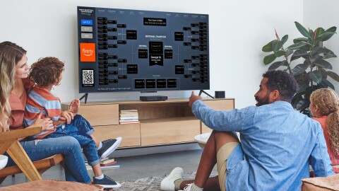 一个家庭在客厅的Fire电视上看疯狂三月的比赛。