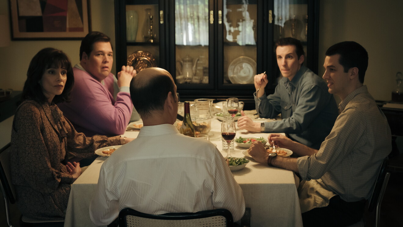 les gens réunis autour de la table à dîner